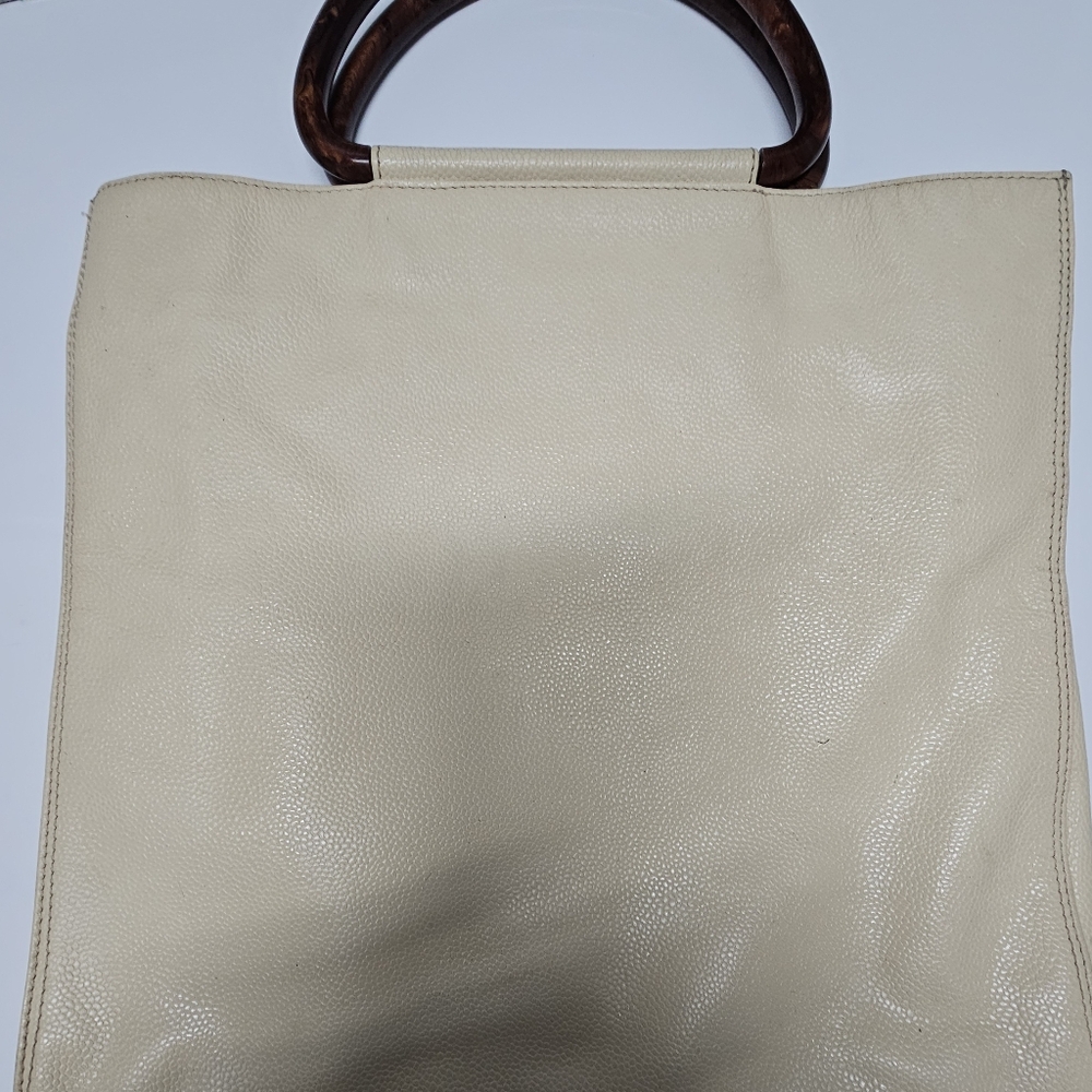 CHANEL Caviar Tote w/wooden handles - Picture 9 of 12